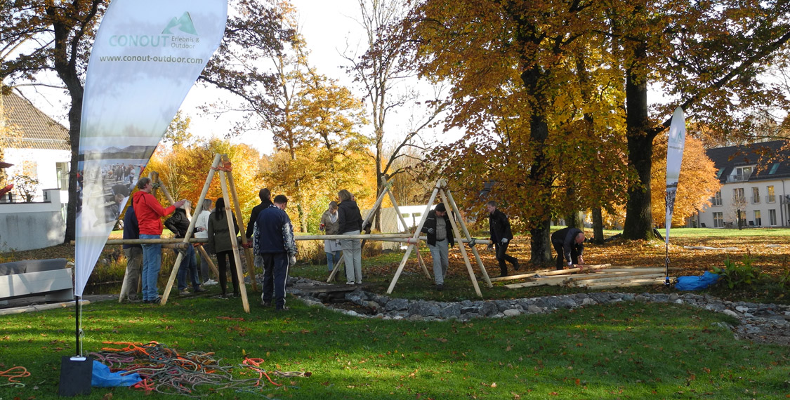 Team Building im grÃ¼nen Park des Seminarhotels in Bad Aibling in den bayrischen Alpen