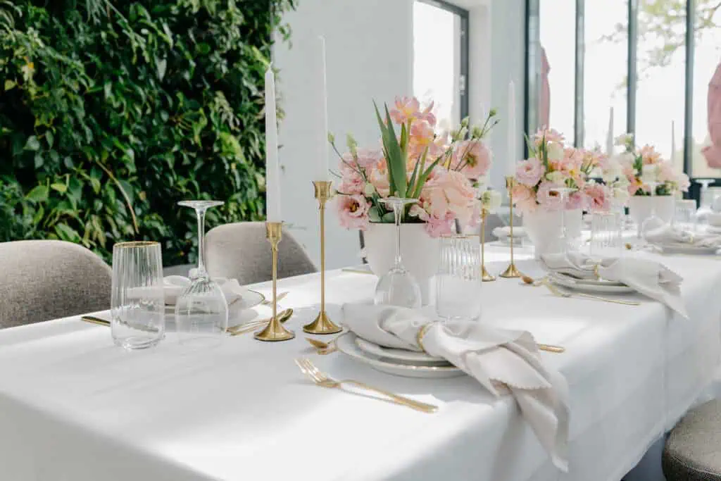 B&O Parkhotel Gedeckter Hochzeitstisch im Wintergarten