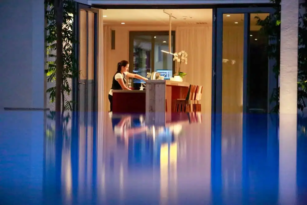 B&O Parkhotel Blick über den Pool in die Bar mit Mitarbeiter