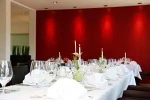 B&O Parkhotel Restaurant weiß mit Blick auf Rote Wand