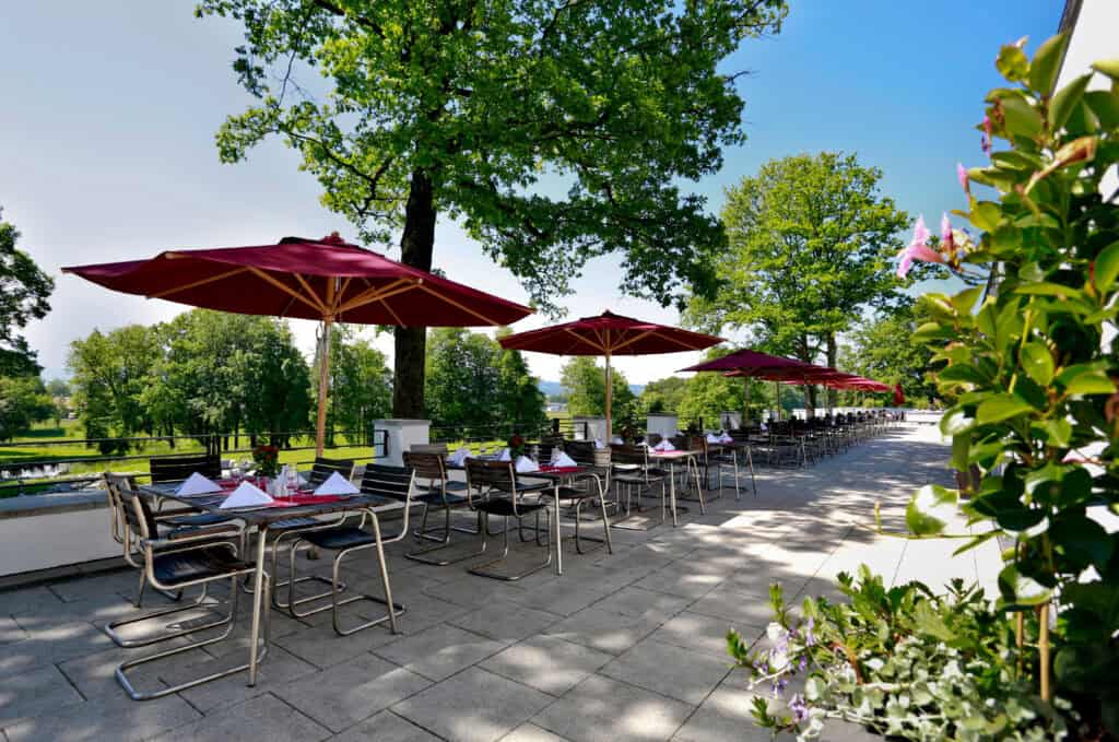 B&O Parkhotel Terrasse eingedeckt