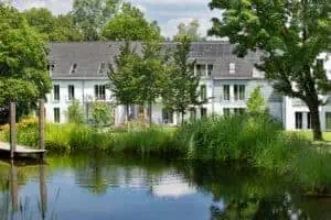 Parkhotel Blick über Teich auf Haus 4