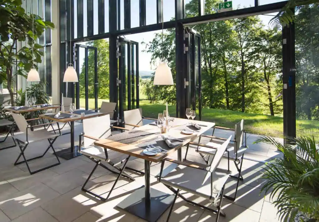 Wintergarten des B&O Parkhotels Blick ins Grüne