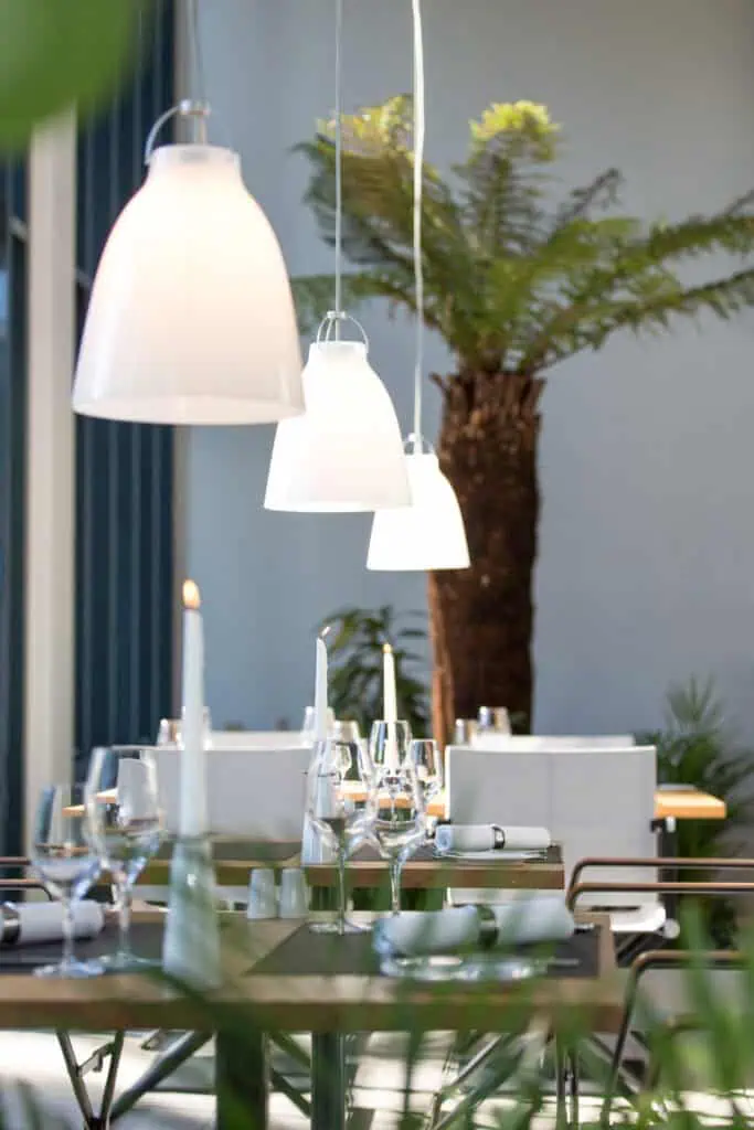 Wintergarten des B&O Parkhotels mit gedeckten Tischen