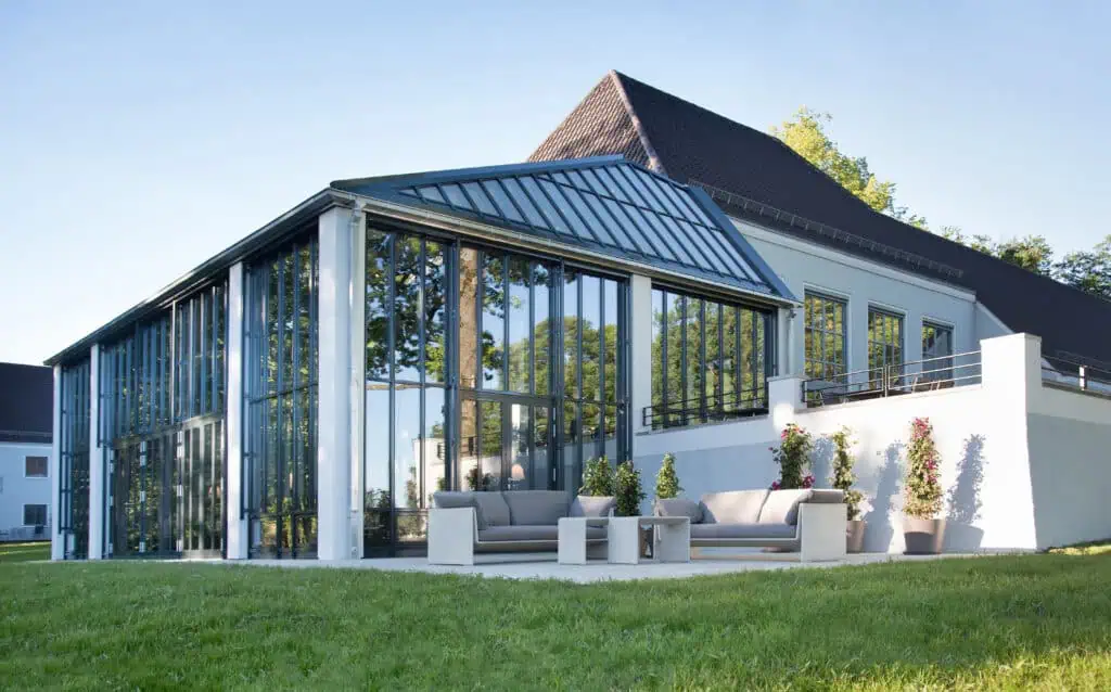 Wintergarten des B&O Parkhotels von Aussen mit Terrasse