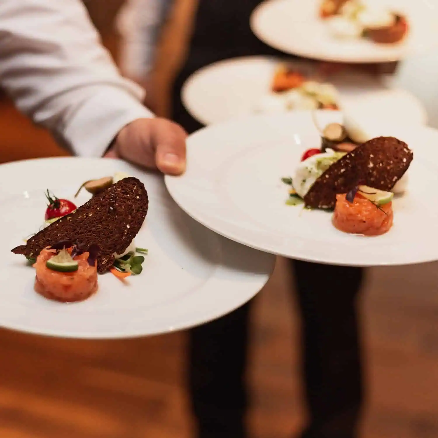 Stilvoll arrangierte Teller werden serviert