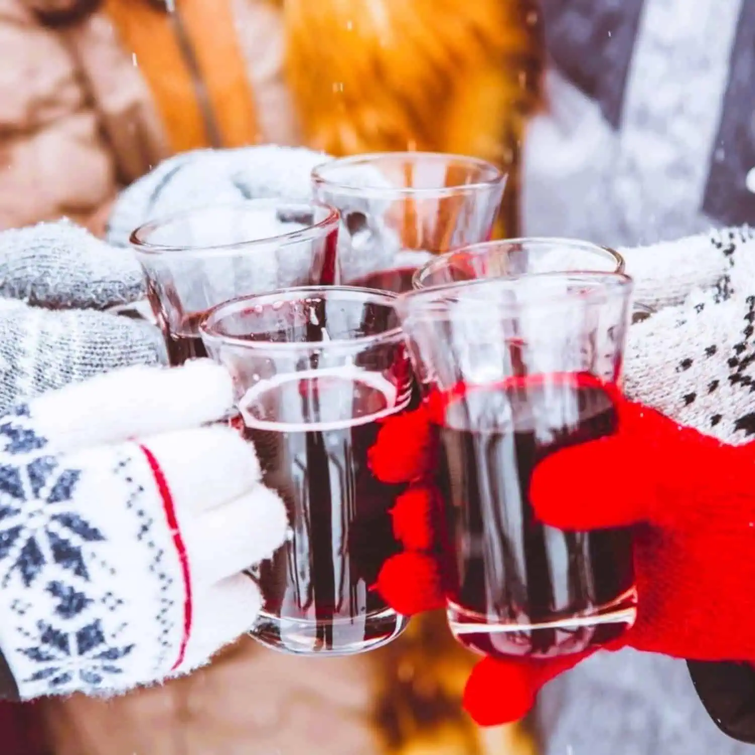 Mehrere Personen stoßen mit Glühwein an