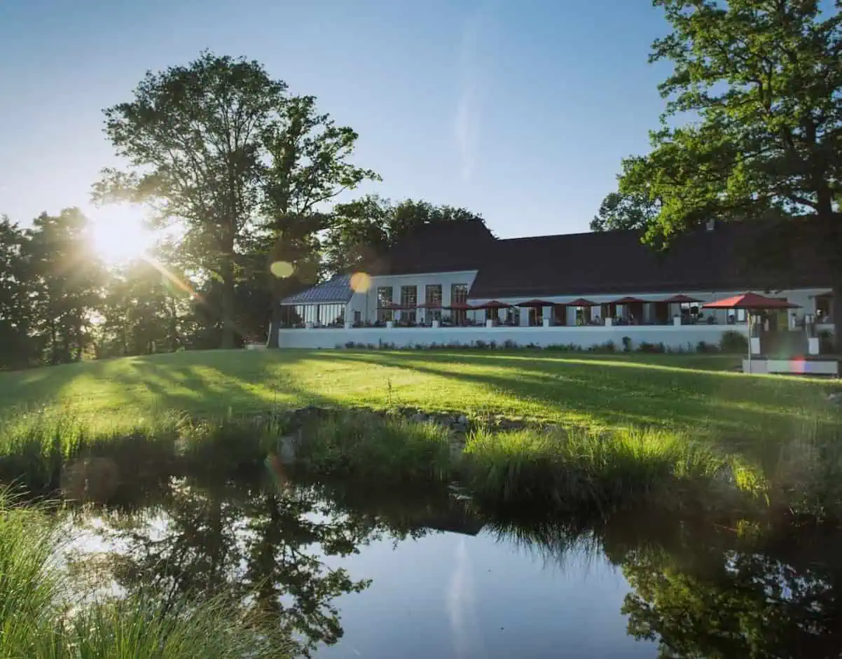 Hotelterrasse-vom-Teich-aus