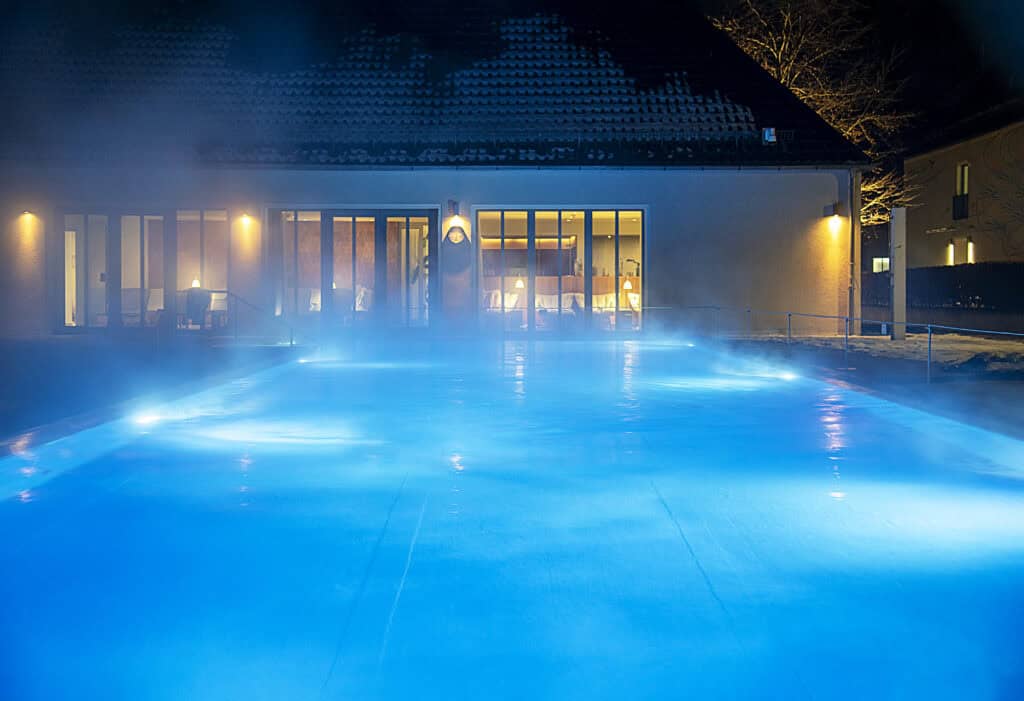 Pool mit Dampf im Dunkeln