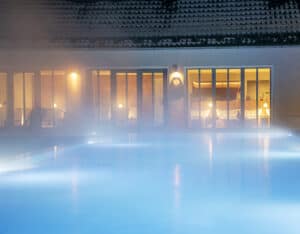 Pool mit Dampf im Dunkeln_