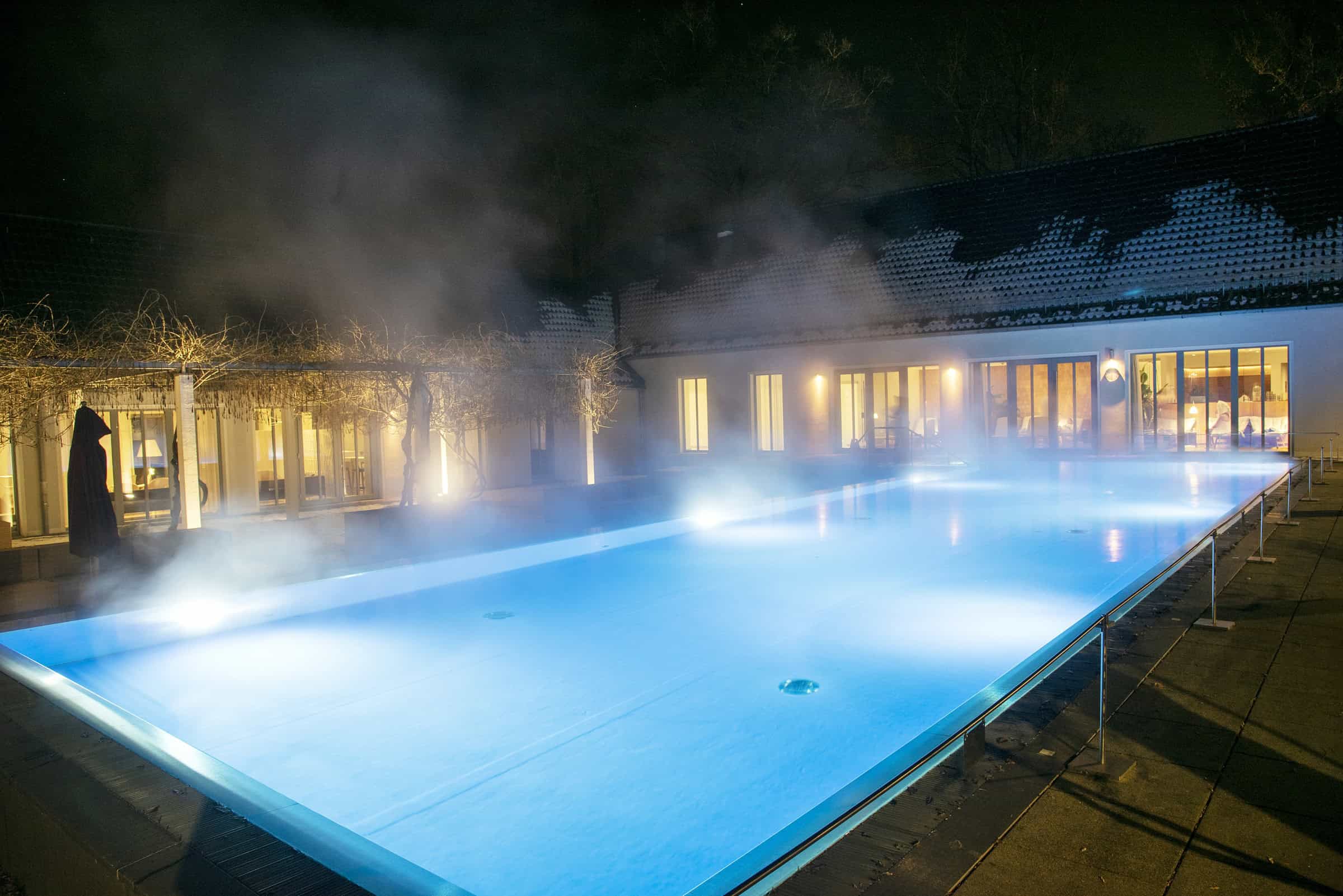 Dampfender Hotelpool mit Blick auf Wellness