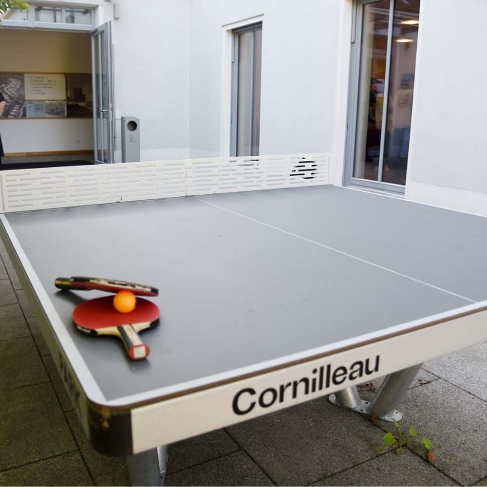 Tischtennisplatte mit Schlägern