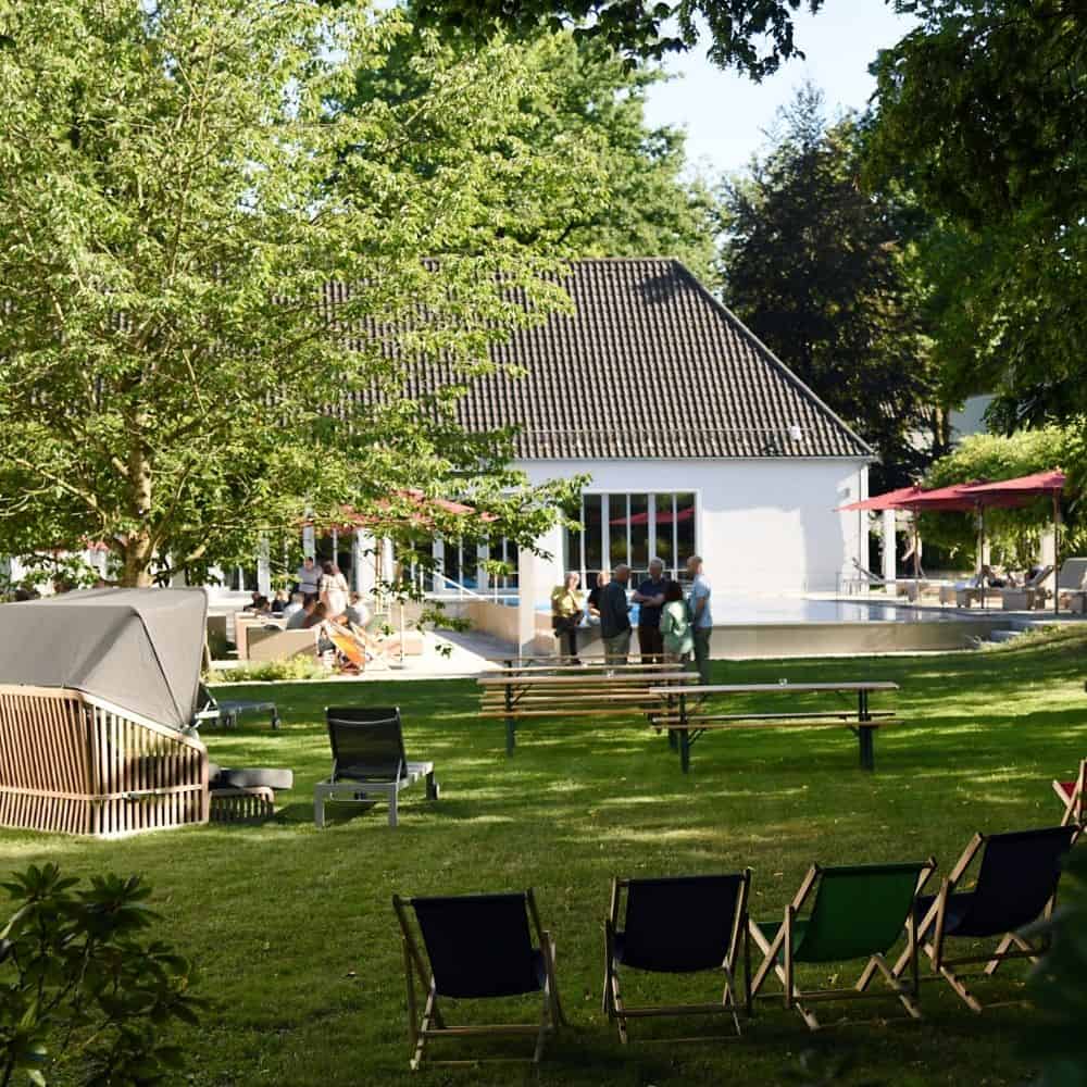 Blick auf Pool mit Party Set-Up