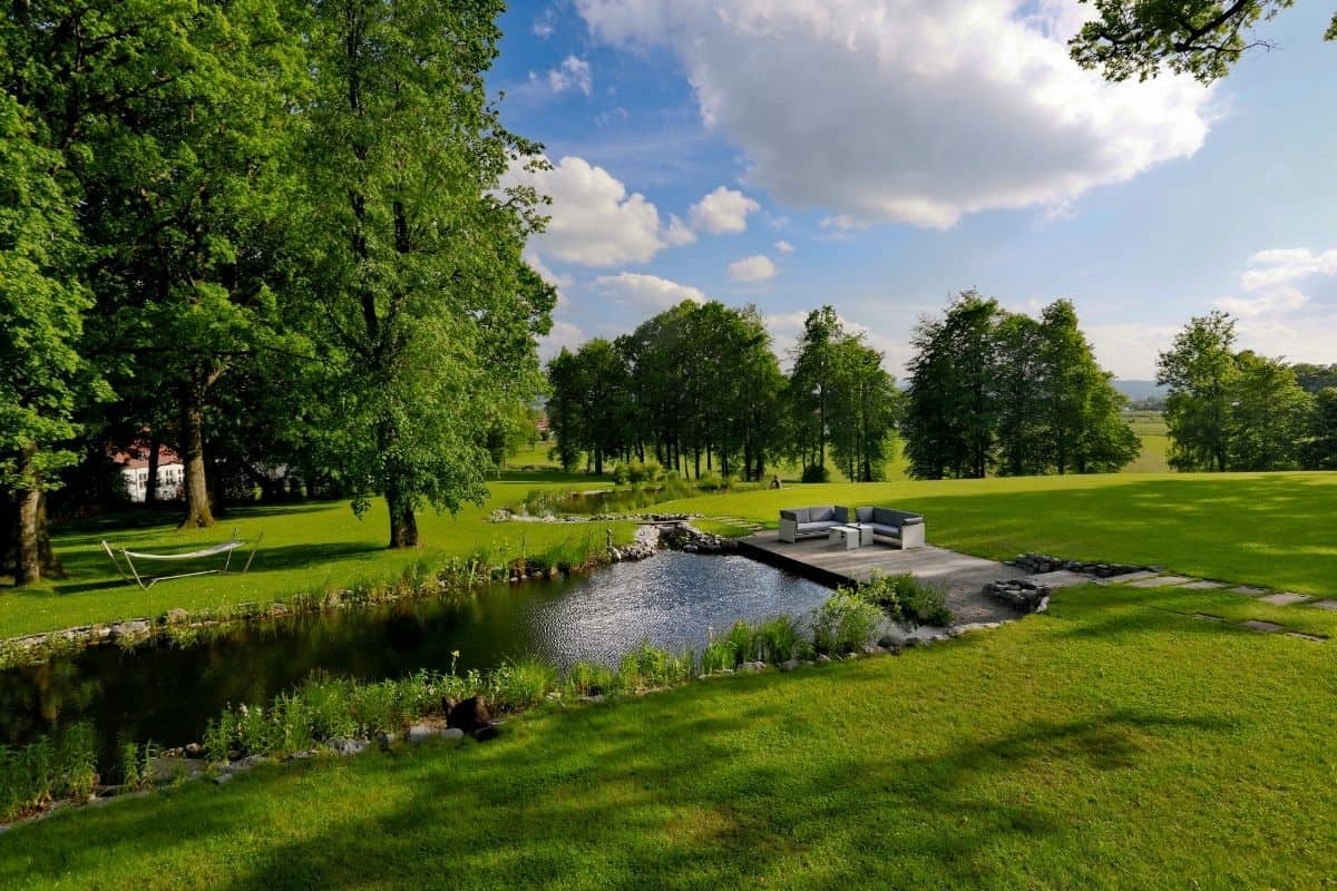 Park mit Lounge & Schwimmteich